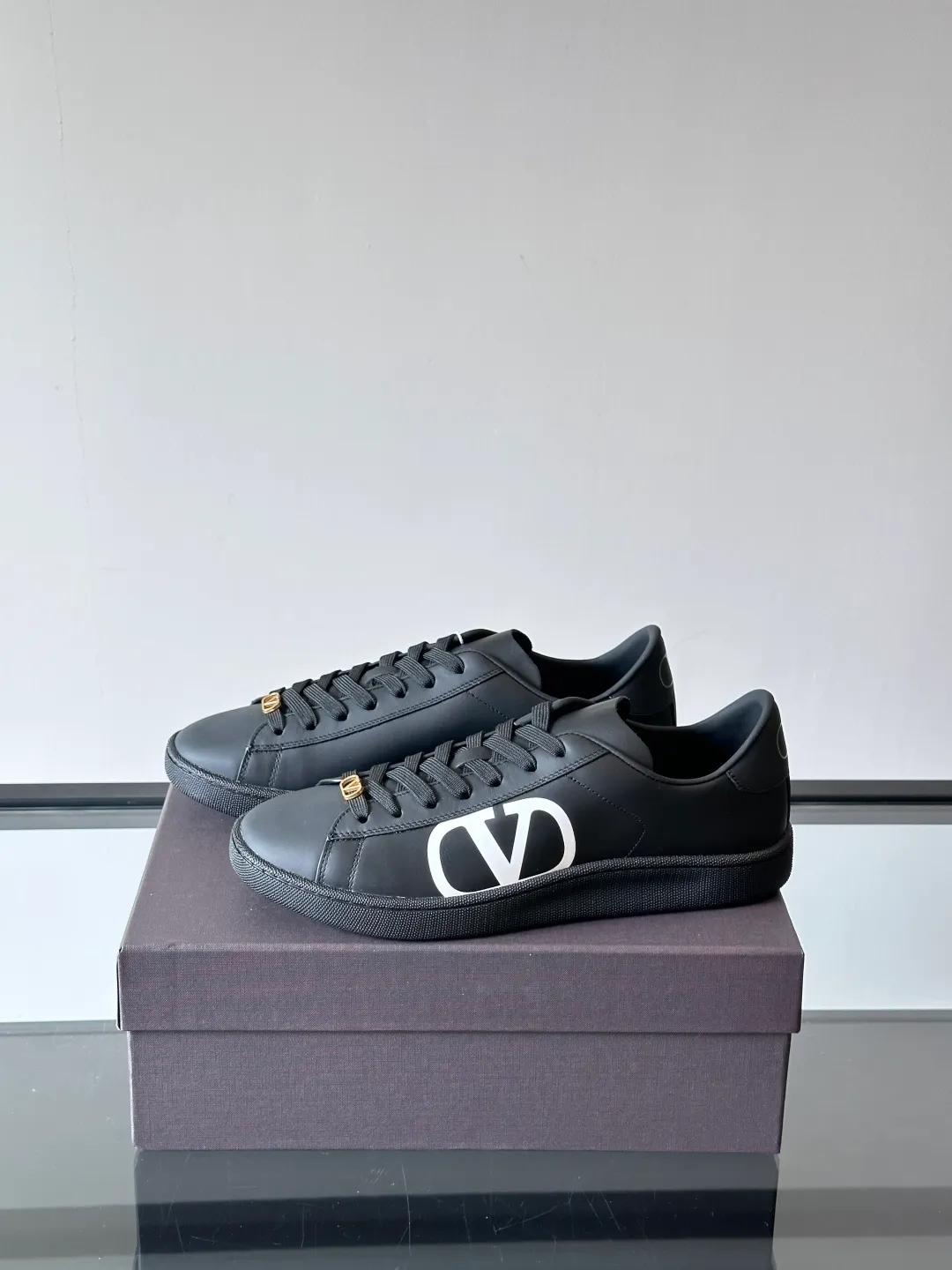 P420¥& VALENTINO Men’s spring and summer white shoes 🤍 VALENTINO GARAVANI ROYCO men’s soft calfskin sneakers, the shoelaces are equipped with removable vintage brass distressed effect VLOGO SIGNATURE accessories, and the back of the shoes is screen printed. Comfortable and good looking on the feet!  size：38-45